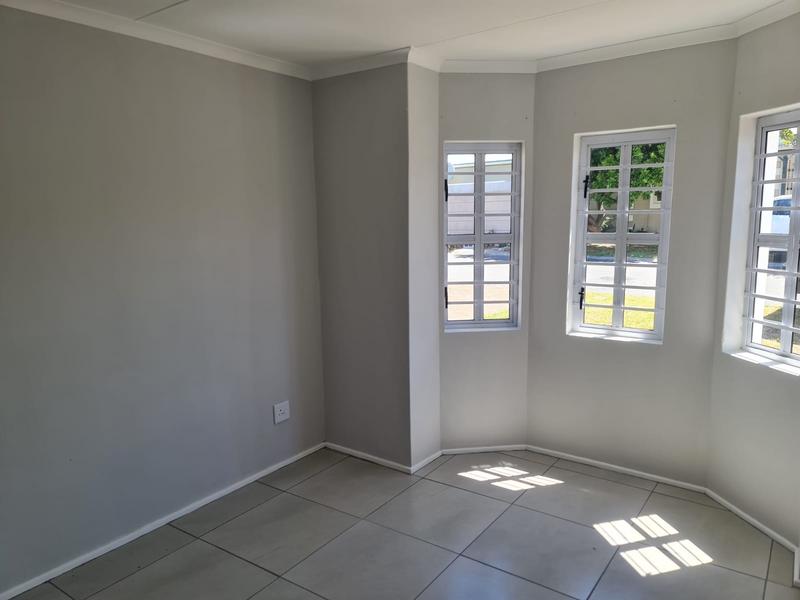 To Let 2 Bedroom Property for Rent in Oakglen Western Cape